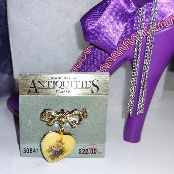 Classic Enamel Heart w/ Vintage Floral on Locket Dangling  Gold Bow Brooch - Picture 3 of 11